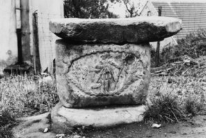 Saint Wendelin est représenté sur la face du socle.