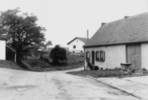 Les vestiges de la croix monumentale se limitent au socle (photographie du service régional de l'inventaire de Lorraine).