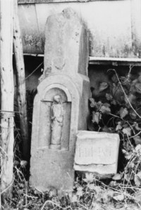 Seul subsiste encore un élément du fût de la croix (photographie du service régional de l'inventaire).