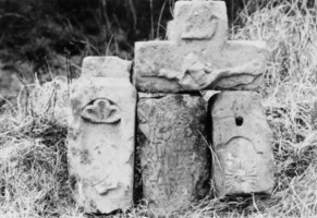 Les vestiges de la croix gisaient, entassés (photographie du service régional de l'inventaire).