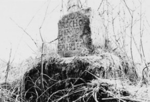 Les vestiges de la croix gisaient, entassés (photographie du service régional de l'inventaire).