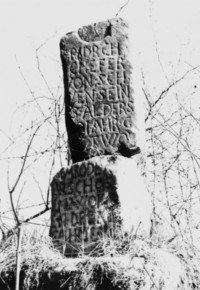 Les vestiges de la croix gisaient, entassés (photographie du service régional de l'inventaire).