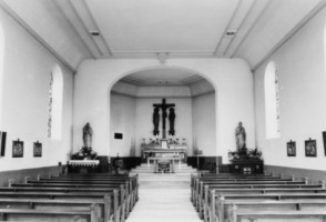 Vue intérieure de l'église de Schweyen, vers le chœur (photographie du service régional de l'inventaire de Lorraine).