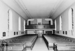 Vue intérieure de l'église, vers la tribune (photographie du service régional de l'inventaire de Lorraine).