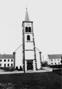 La croix est adossée à la façade de l'église de Schweyen (photographie du service régional de l'inventaire de Lorraine).