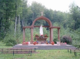 Durant l'entre-deux-guerres, un monument est érigé en l'honneur de Notre-Dame de Fatima, à l'entrée du village de Schweyen (photographie de la communauté de paroisses Saint-Wendelin de Rohrbach-lès-Bitche).