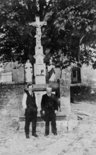 Le calvaire se dressait face au portail de l'église Saint-Pierre.