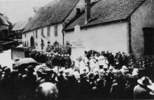 Inauguration du monument aux morts après 1918.