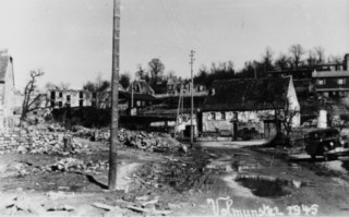 Le village et la maison Thomas, rue de Bitche, en 1945.