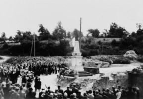 Cérémonie au monument aux morts après la seconde guerre mondiale, lors de sa réinstallation en 1952.