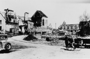 La place de l'église en 1945-1946 (d'après un album de photographies conservé aux archives départementales, " Églises de Moselle reconstruites ").