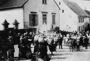 La rue de Bitche en contrebas de l'église, au début du XXe siècle. De gauche à droite : l'emplacement du futur monument aux morts, la maison d'œuvres et la maison d'Antoine Meyer.