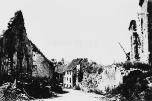 La rue longeant l'église en 1945 (d'après un album de photographies Pierron conservé aux archives municipales de Sarreguemines).