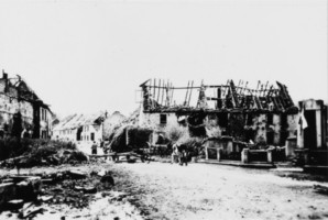 La rue d'Ormersviller en 1945 (d'après un album de photographies Pierron conservé aux archives municipales de Sarreguemines).