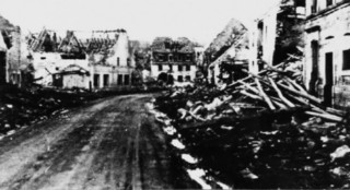 Une rue du village en 1945 (d'après un album de photographies Pierron conservé aux archives municipales de Sarreguemines).