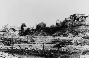 Vue du village en 1945-1946 : à gauche, les ruines de l'église Saint-Pierre (d'après un album de photographies conservé aux archives départementales, " Églises de Moselle reconstruites ").