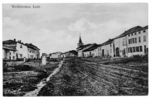 La rue principale du village de Weiskirch le 12 mai 1916, avec la chapelle.