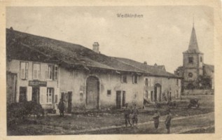 La rue principale de Weiskirch et la chapelle durant l'annexion allemande.