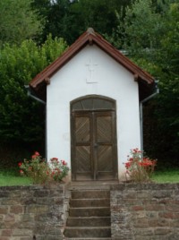 L'oratoire du Bildergarten se situe en bordure de la rue de Bitche (photographie de la communauté de paroisses de Rohrbach).