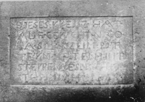 Une inscription figure à la base du fût et précise les conditions d'érection de la croix.