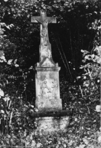 La croix est érigée en 1848 en bordure du Kirchenweg.