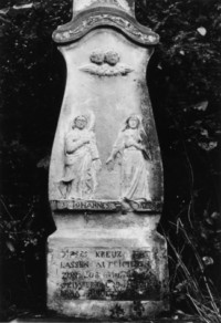 Saint Jean et sainte Madeleine, les saints patrons des commenditaires, sont représentés sur le fût, surmontés de deux têtes d'angelots ailées.