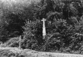 La croix se situe en bordure du Kirchenweg, menant de Volmunster à Eschviller, à deux cents mètres des dernières maisons.