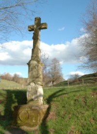 Une croix de chemin, datant du milieu du XIXe sicle, est rige  proximit du moulin d'Eschviller, sur le ban de la commune de Volmunster.