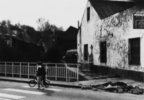 La croix est adossée à un hangar, dans le passage du Nesselbach.