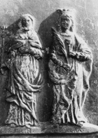 Saint Joseph et sainte Barbe sont représentés sur le fût.