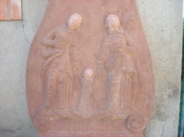 La Sainte Famille en marche est représentée sur le registre inférieur du fût-stèle.