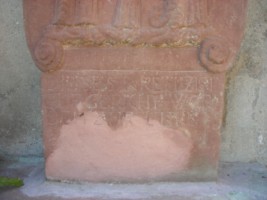 Une inscription figure sur la base du fût-stèle et précise les conditions d'érection de la croix.