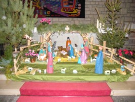 La crèche installée pour Noël 2009, devant l'autel de l'église Saint-Pierre.