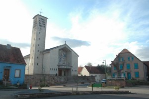 La façade de l'église Saint-Pierre de Volmunster.