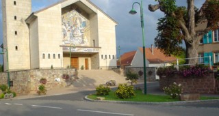 La façade de l'église (photographie de la com. de com. du pays de Volmunster).