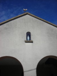 Une statue de Notre-Dame de Lourdes trône dans une niche de la façade de la chapelle d'Eschviller, à Volmunster.