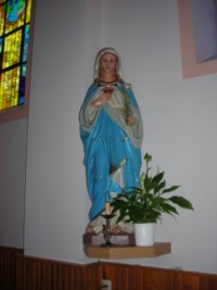 Une statue du Cœur Immaculé de Marie est située dans la chapelle d'Eschviller, à Volmunster.