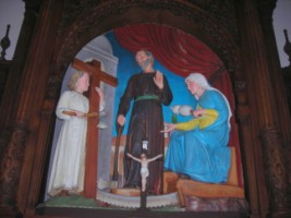 La Sainte Famille de Nazareth est représentée sur le retable de l'autel.