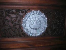 La basilique Saint-Pierre de Rome apparaît sur le tombeau de l'autel.