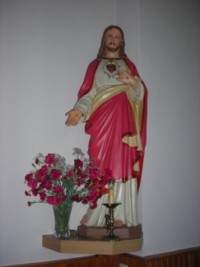 Une statue du Sacré-Cœur de Jésus est située dans la chapelle d'Eschviller, à Volmunster.