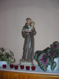 Une statuette représente saint Antoine de Padoue au fond de la chapelle.
