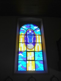 Un vitrail de la chapelle d'Eschviller, à Volmunster, représente l'apparition de la Sainte Vierge à Pontmain en 1871.