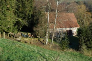 Le moulin de Weiskirch et son petit cimetière.