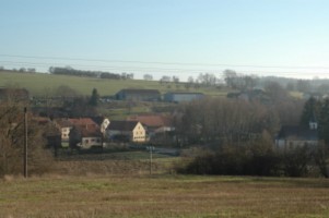 Le hameau de Weiskirch et sa petite chapelle.