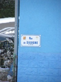 Une rue du village est renommée d'après le nom du village qui a accueilli la population durant l'Exode.