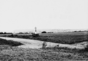 La croix est élevée au sommet du plateau, en bordure de la route de Breidenbach.