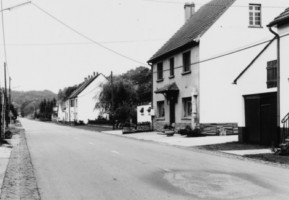Une croix monumentale est adossée à la maison numéro 33 de la rue du stade.