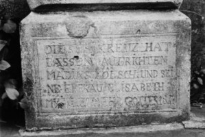 Les conditions d'érection sont précisées à la base du fût-stèle.