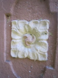 La croix est seulement décorée de motifs floraux.