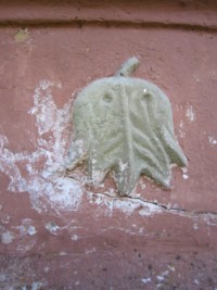 La croix est seulement décorée de motifs floraux.